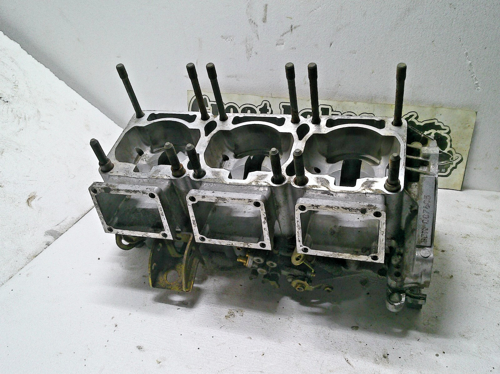 8DN-007605 Yamaha SRX 700 Triple Snowmobile Engine Crankcase Cases