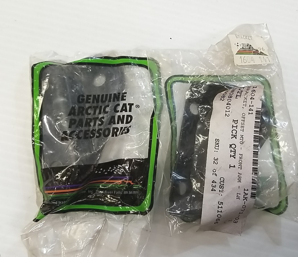 NOS OEM ARCTIC CAT 2 FRONT ARM BRACKETS 1604-140 & 1604-141 artic