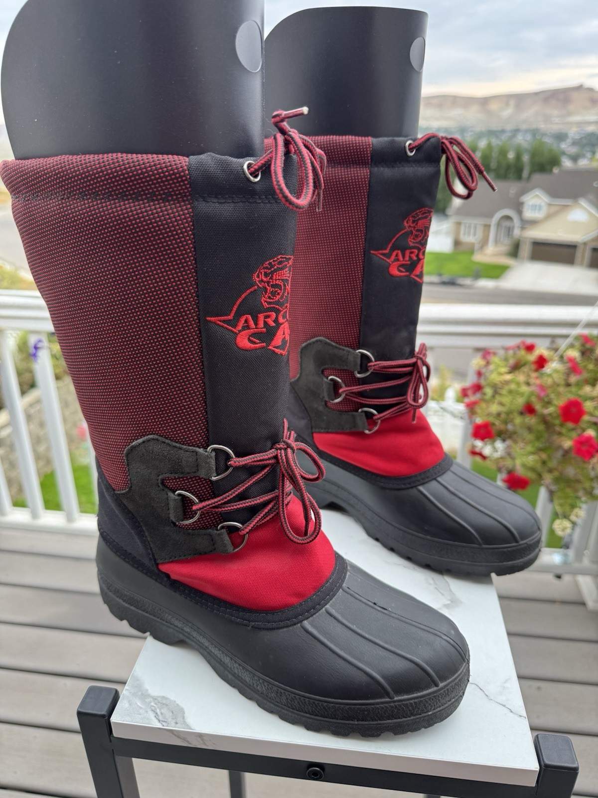 ARTIC CAT WOMENS SNOW BOOTS, SZ 8M, EXCELLENT CONDITION, WORN ONCE, PRISTINE A++