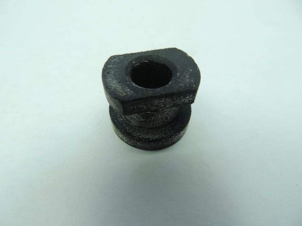 8K4-84718-00 NOS Yamaha Snowmobile Grommet PZ480 ET340 VT480 BR250 K138d