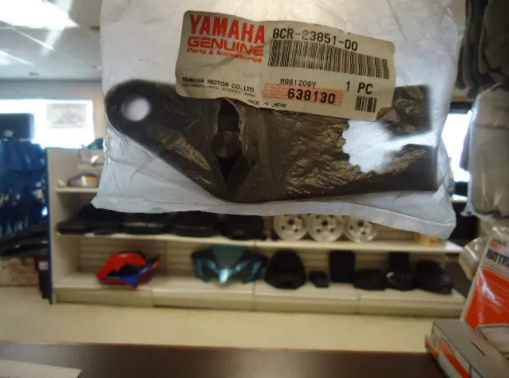 Genuine Yamaha Snowmobile ’97 – ’03 Arm, Outside 1 8CR-23851-00