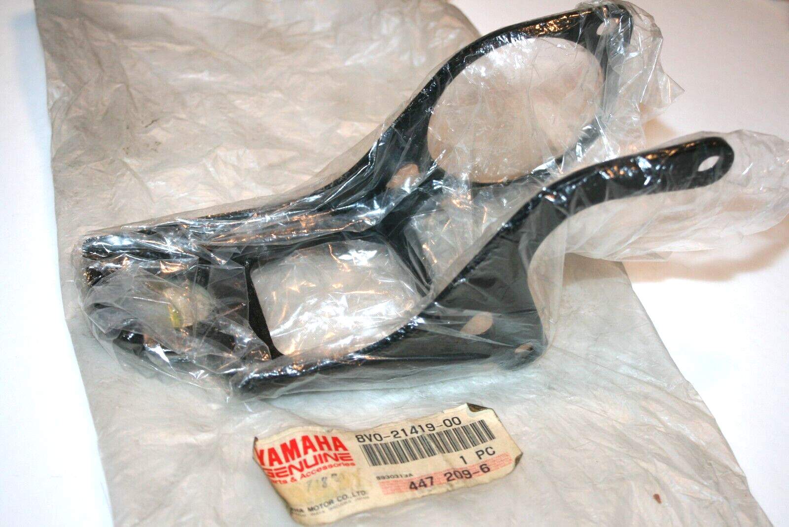 nos Yamaha snowmobile Phazer engine mount bracket #2 8v0-21419 pz480