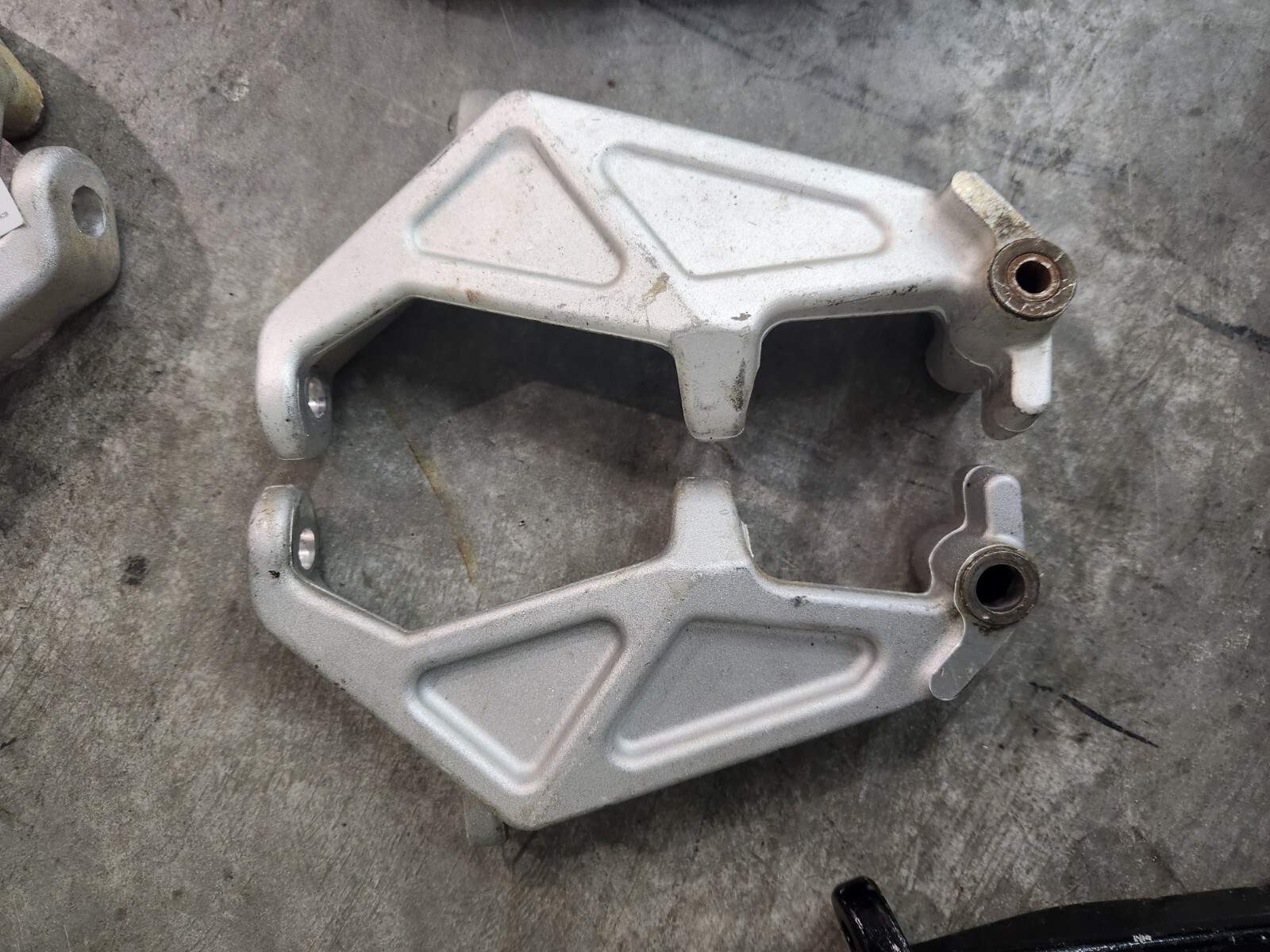 Ski-doo Gsx SS 500 600 800 MXZ RENEGADE  Rev Xp Ski Leg Spindle Knuckle Left Rig