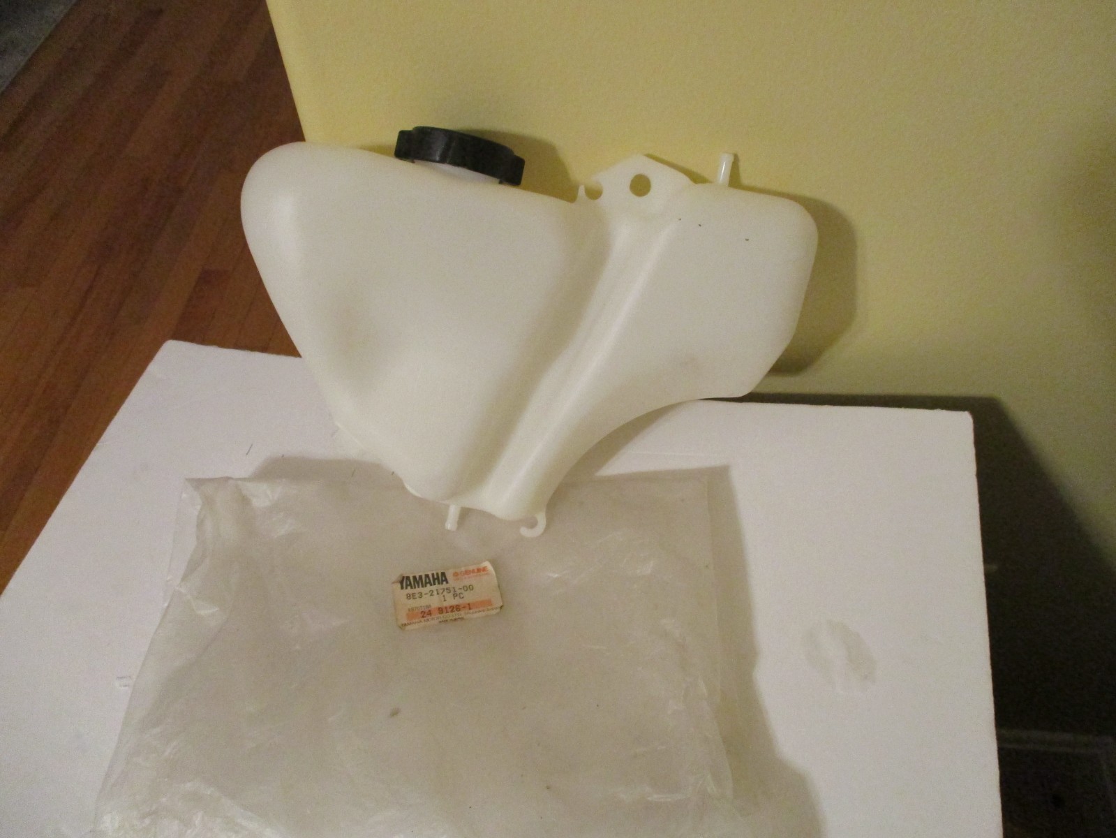 NOS VINTAGE 1977-1980  YAMAHA SNOWMOBILE OIL TANK WITH NOS OIL CAP-GS300A-GS340-